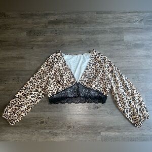 Plus size Leopard print cropped blouse.